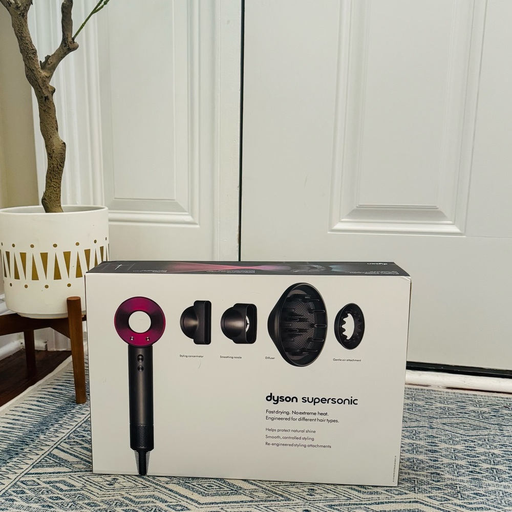 Dyson Supersonic Hairdryer with all attachemnts